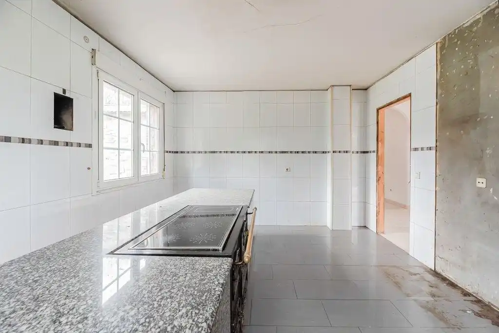 Cuina de Casa o xalet en venda en Outeiro de Rei amb Jardí privat