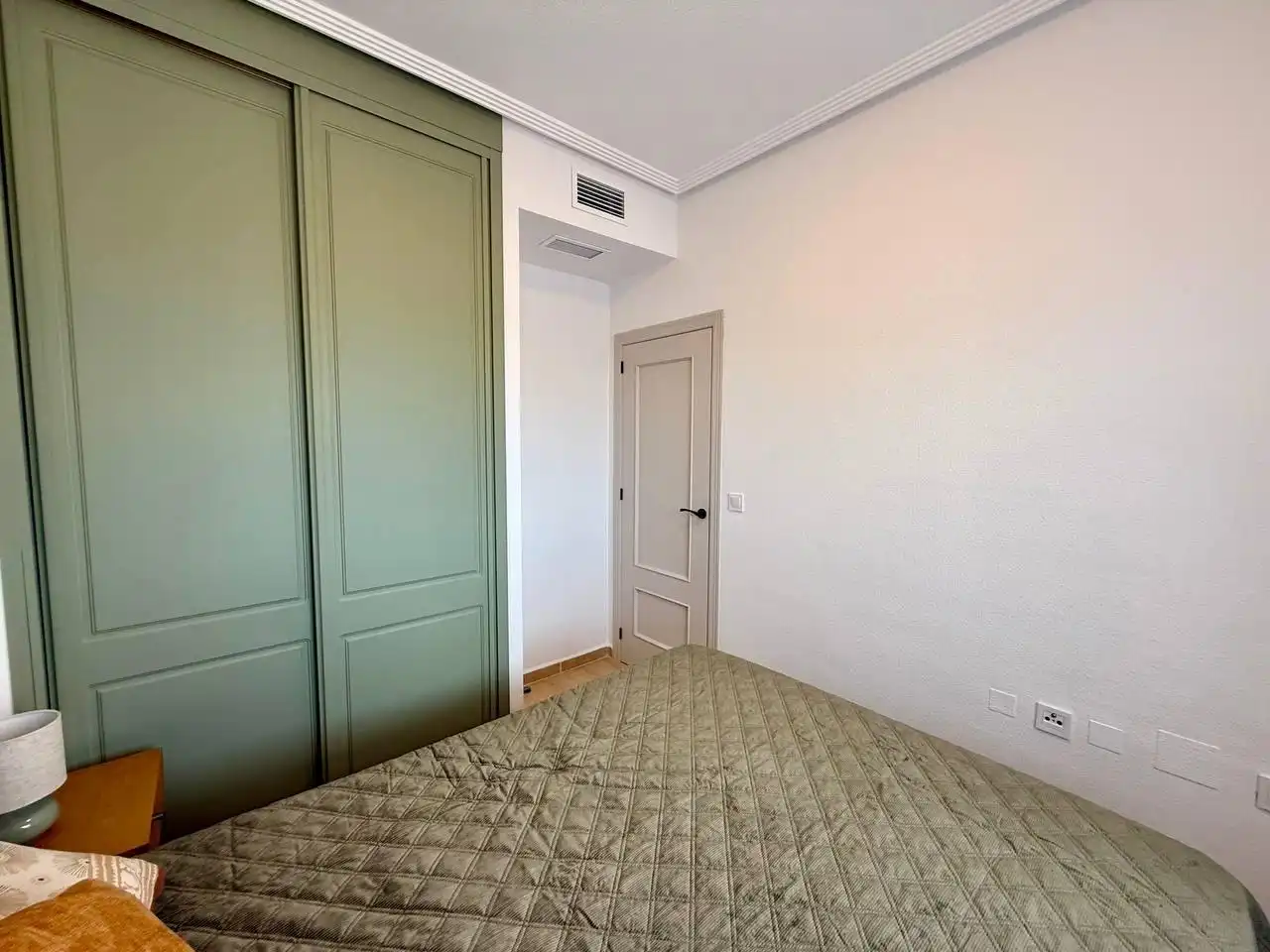 Habitación de Apartamento en venta en Guardamar del Segura con Aire acondicionado, Jardín privado y Terraza