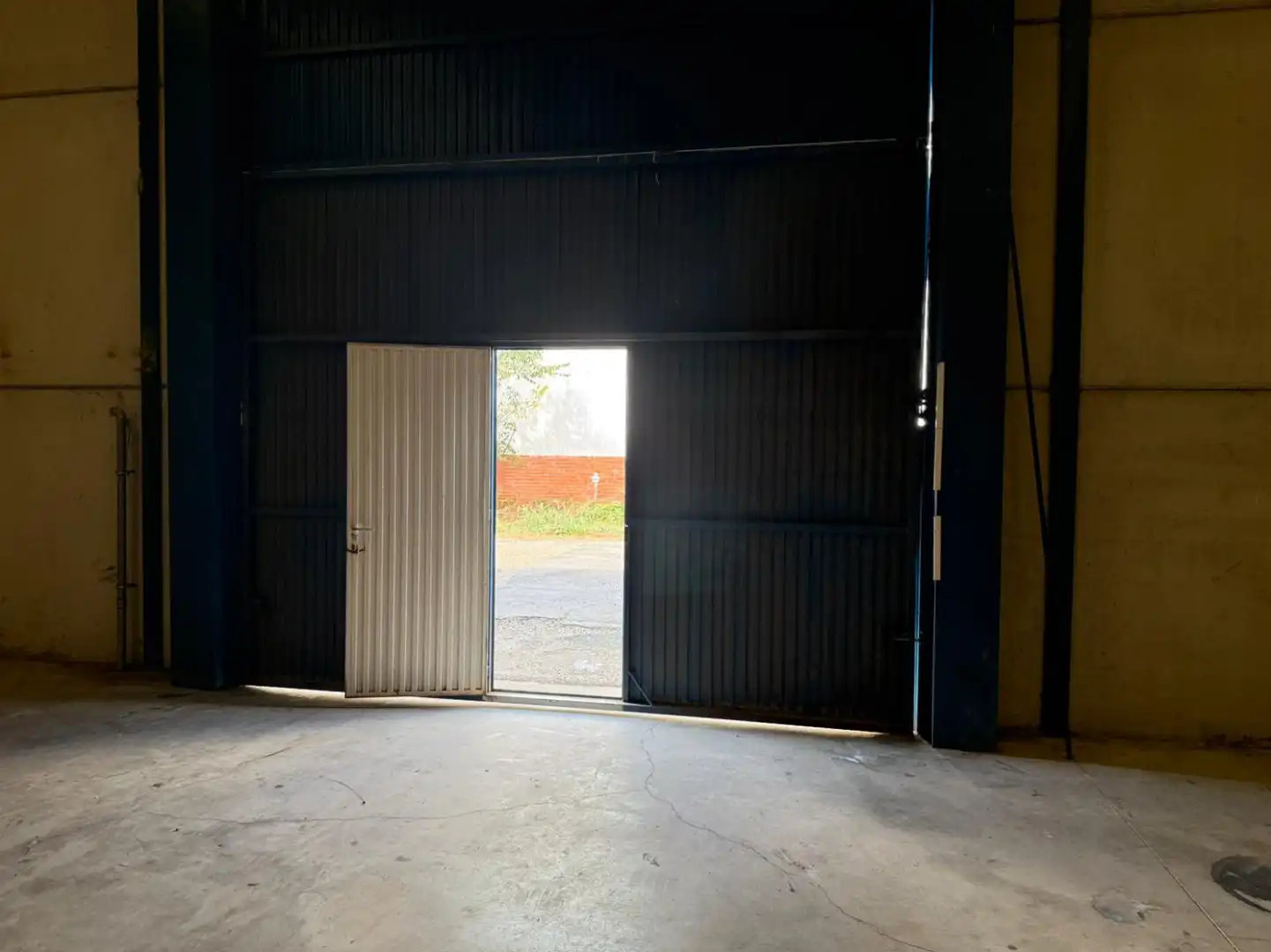 Industrial buildings for rent in Oeste