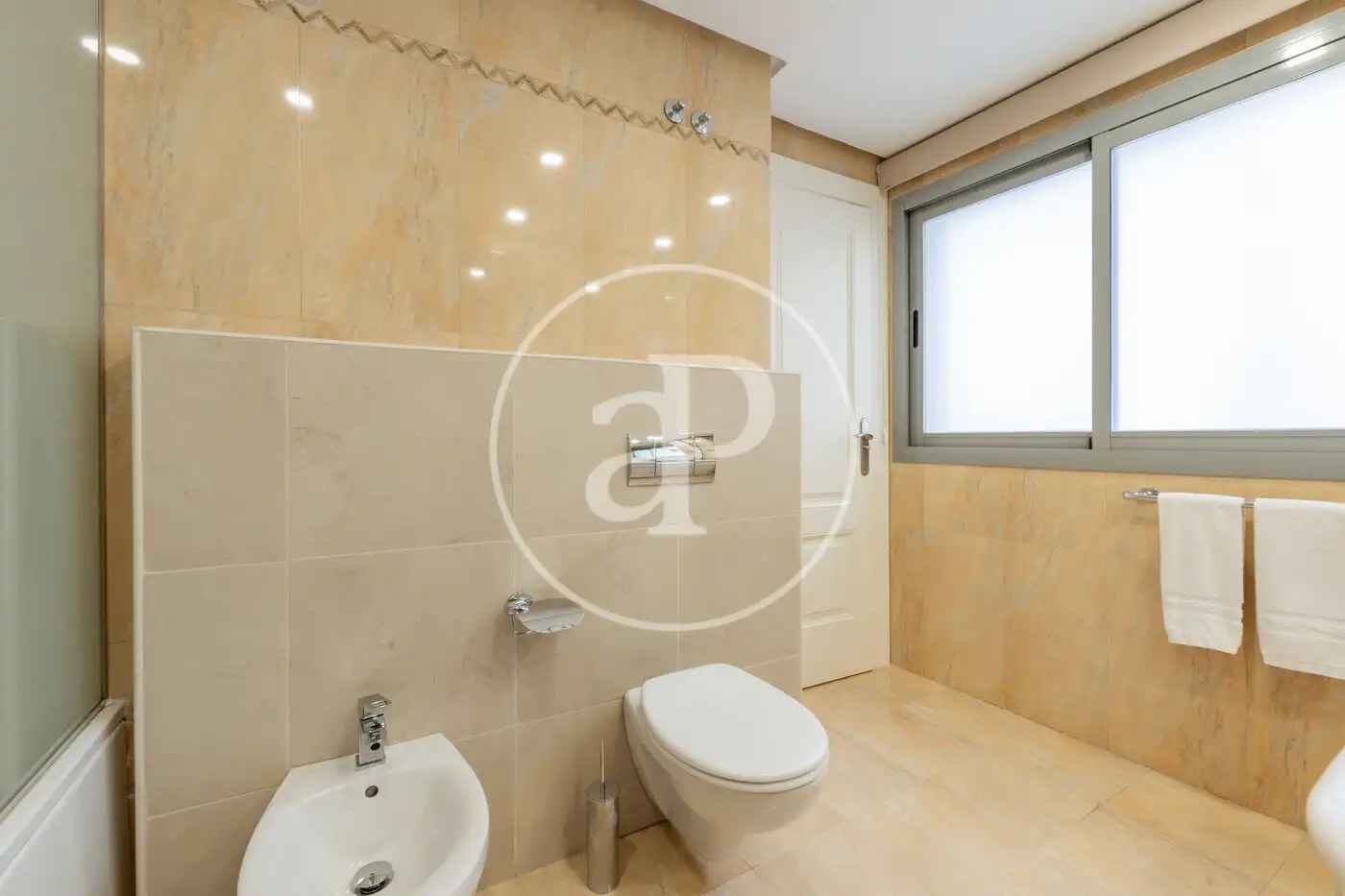 Bathroom of Flat for rent in Madrid  with Air Conditioner, Heating and Terrace