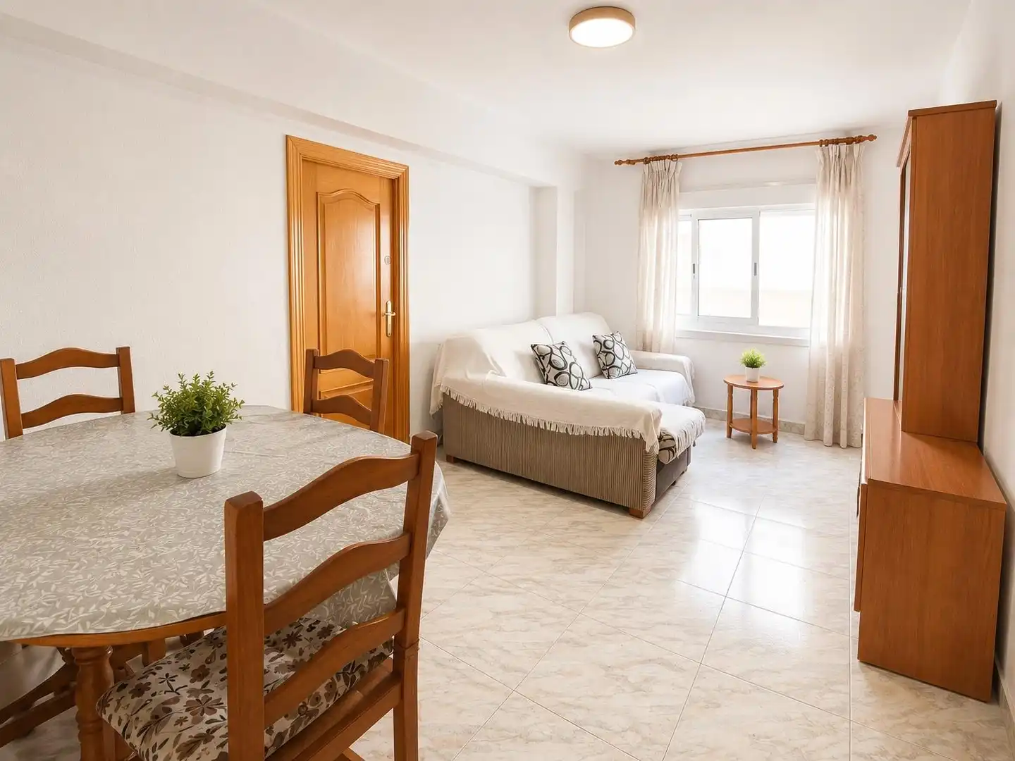 Sala d'estar de Pis en venda en Almería amb Balcó