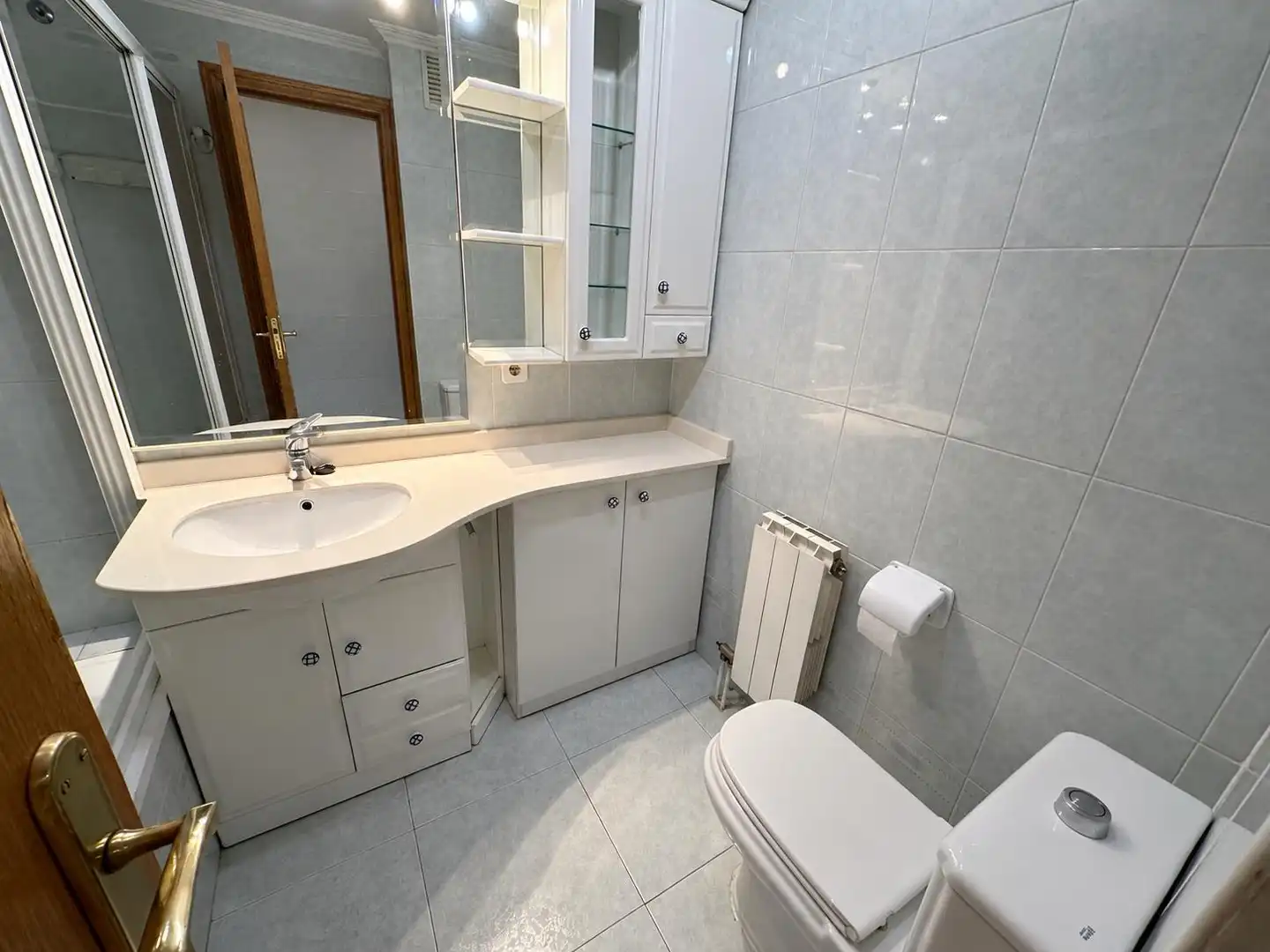 Baño de Apartamento en venta en Burgos con Calefacción, Terraza y Trastero