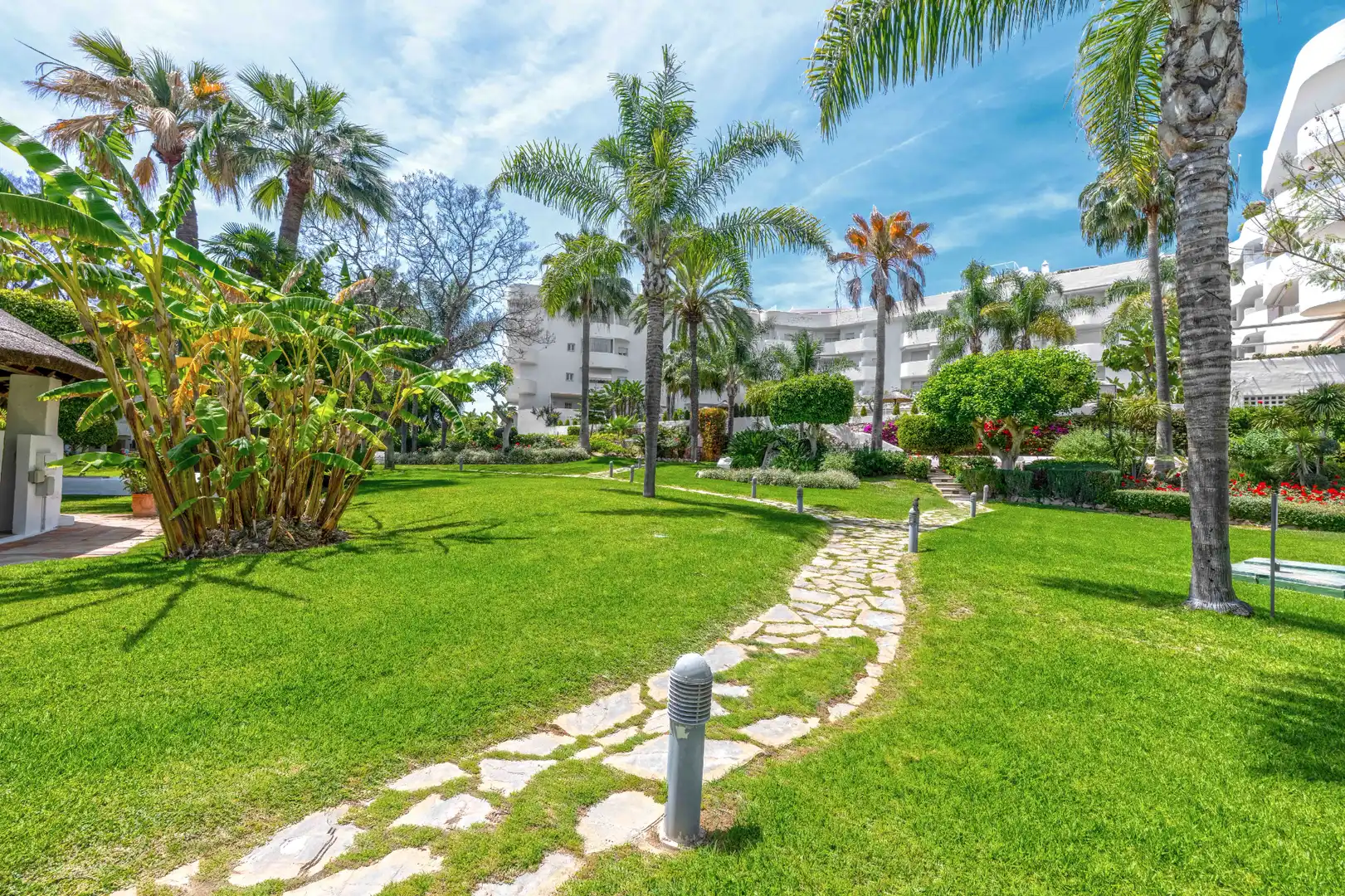 Vista exterior de Àtic en venda en Marbella amb Aire condicionat, Calefacció i Terrassa