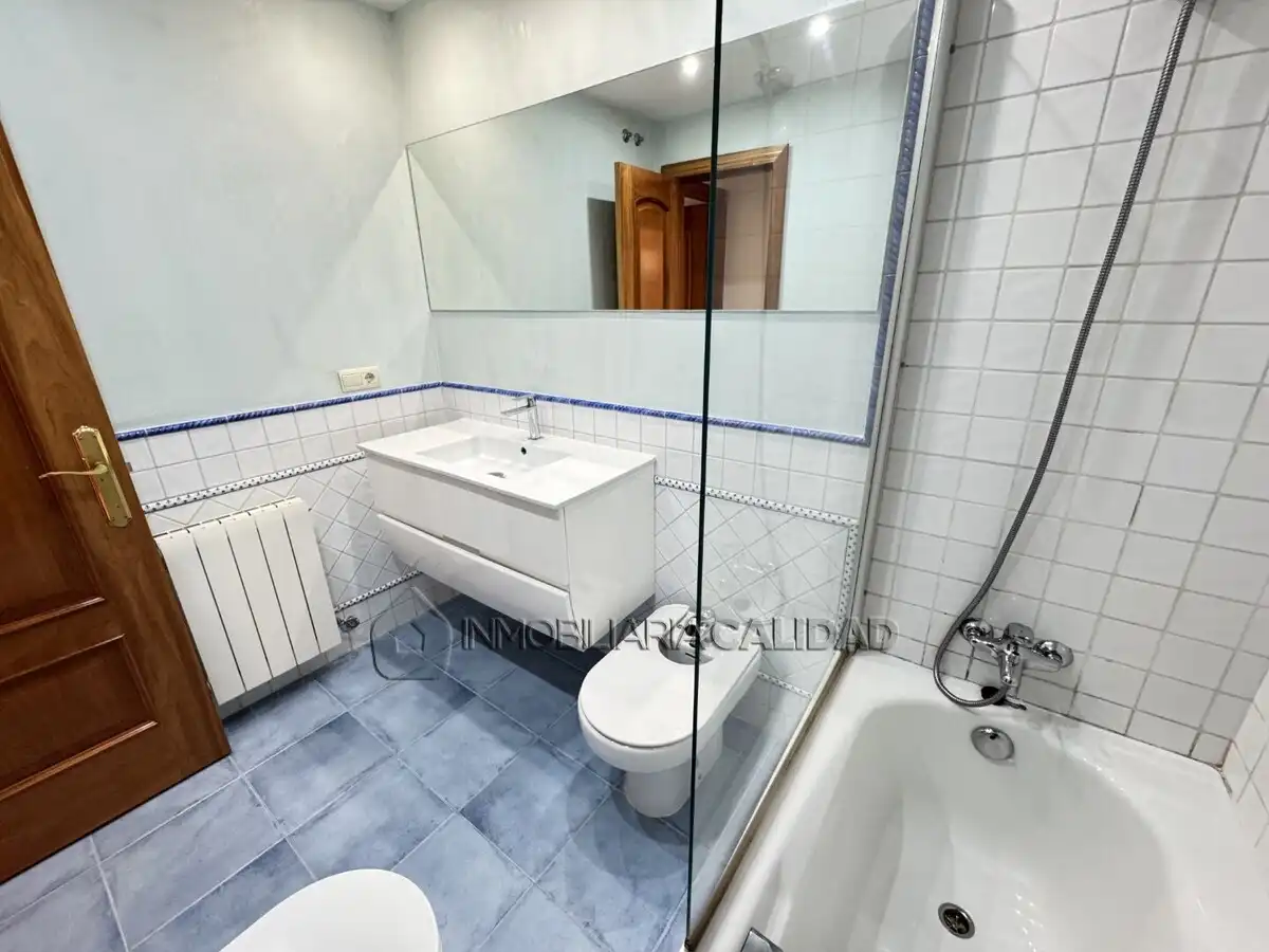 Bathroom of Flat for rent in Burgos  with Heating and Storage room