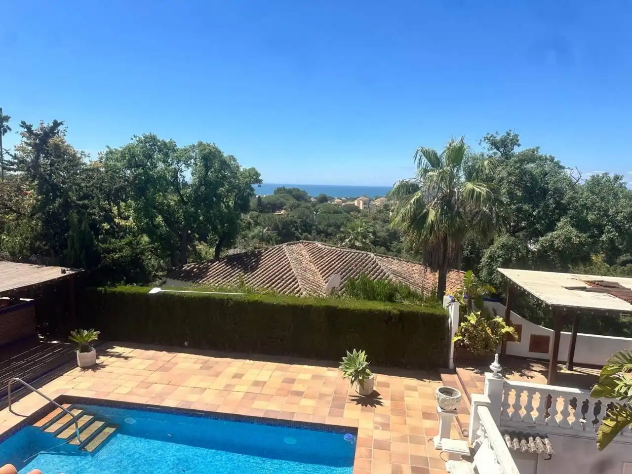 Vista exterior de Casa o xalet de lloguer en Marbella amb Jardí privat, Terrassa i Piscina