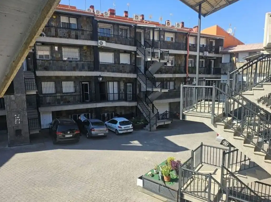 Vista exterior de Piso en venta en Torres de la Alameda con Calefacción y Trastero