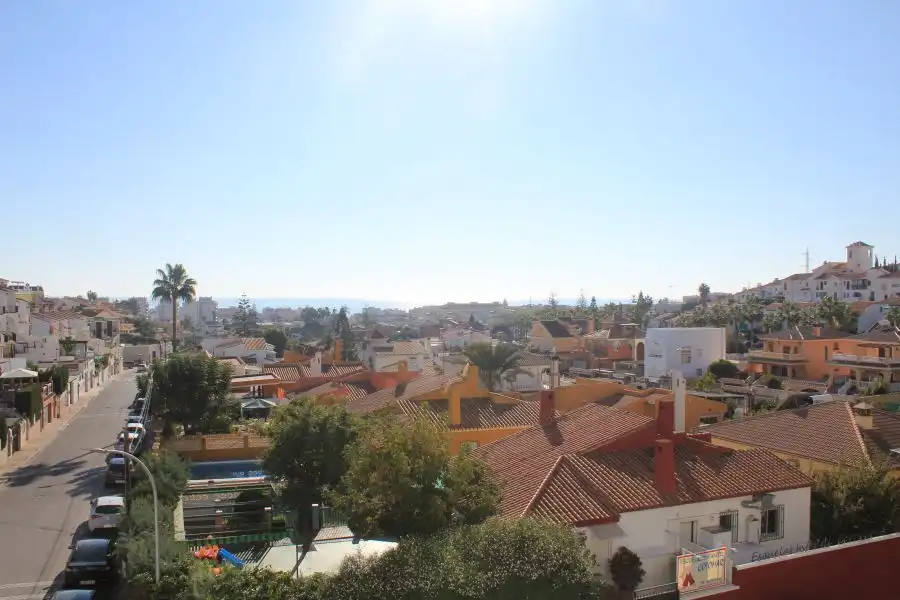 Vista exterior de Piso en venta en Rincón de la Victoria con Terraza, Amueblado y Piscina comunitaria