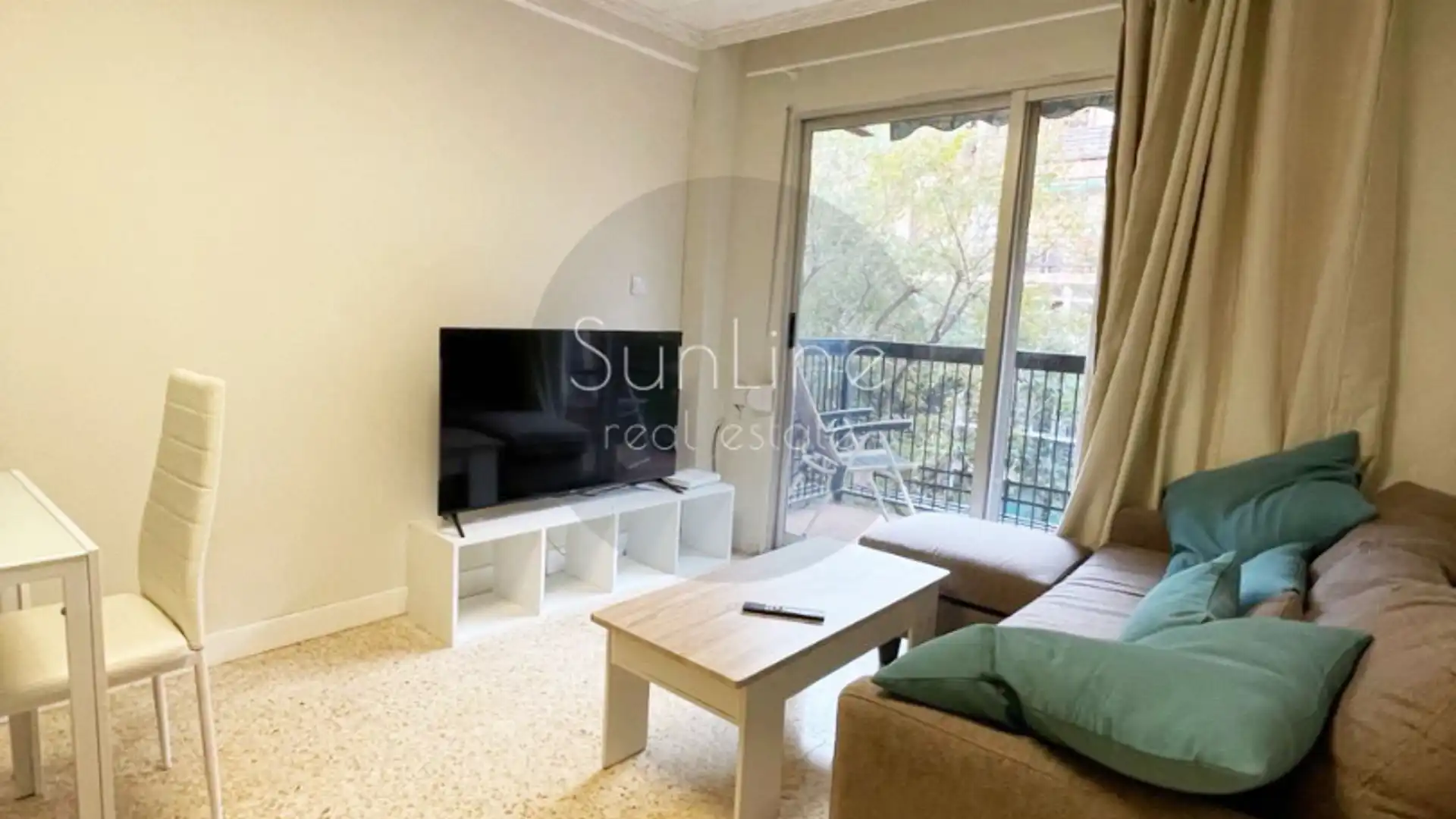 Living room of Flat for sale in  Valencia Capital  with Air Conditioner, Furnished and Balcony