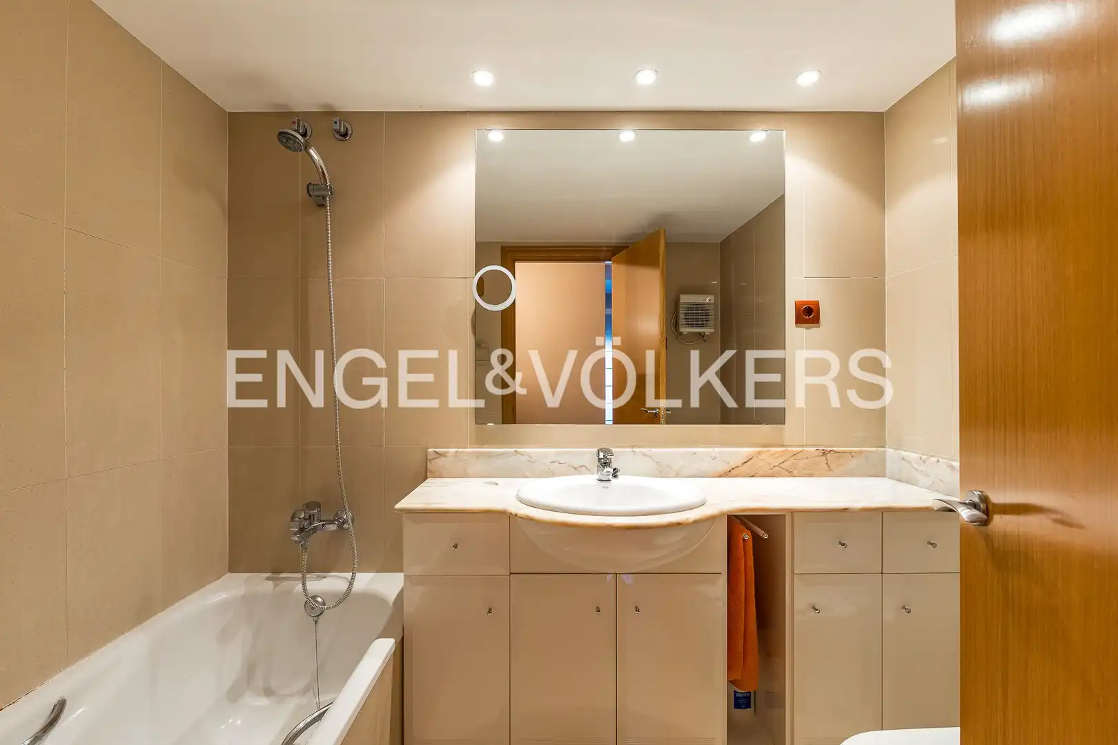 Bathroom of Flat for sale in Gavà  with Air Conditioner, Heating and Parquet flooring