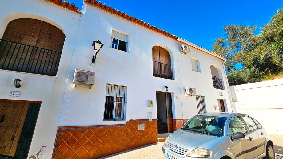 Vista exterior de Casa adosada en venta en Aroche con Aire acondicionado