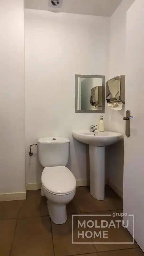 Baño de Local en venta en Irun  con Aire acondicionado