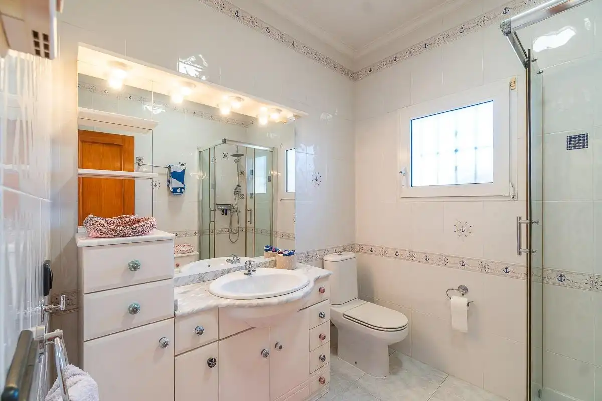 Bany de Casa o xalet en venda en Orihuela amb Aire condicionat, Jardí privat i Terrassa