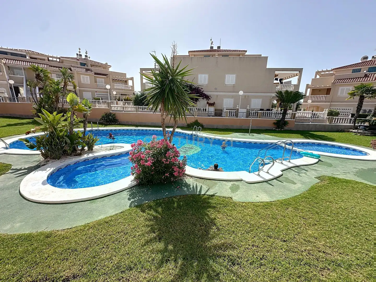 Piscina de Casa adosada en venta en Orihuela con Aire acondicionado, Jardín privado y Trastero