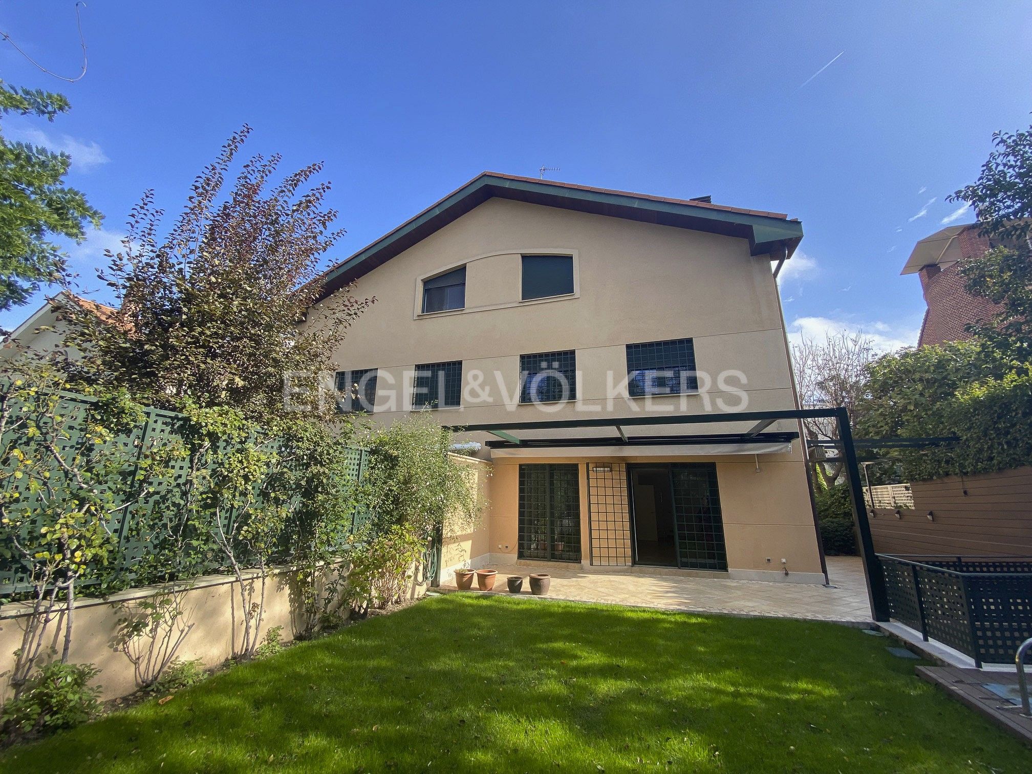 Vista exterior de Casa adosada de lloguer en  Madrid Capital amb Aire condicionat, Calefacció i Jardí privat
