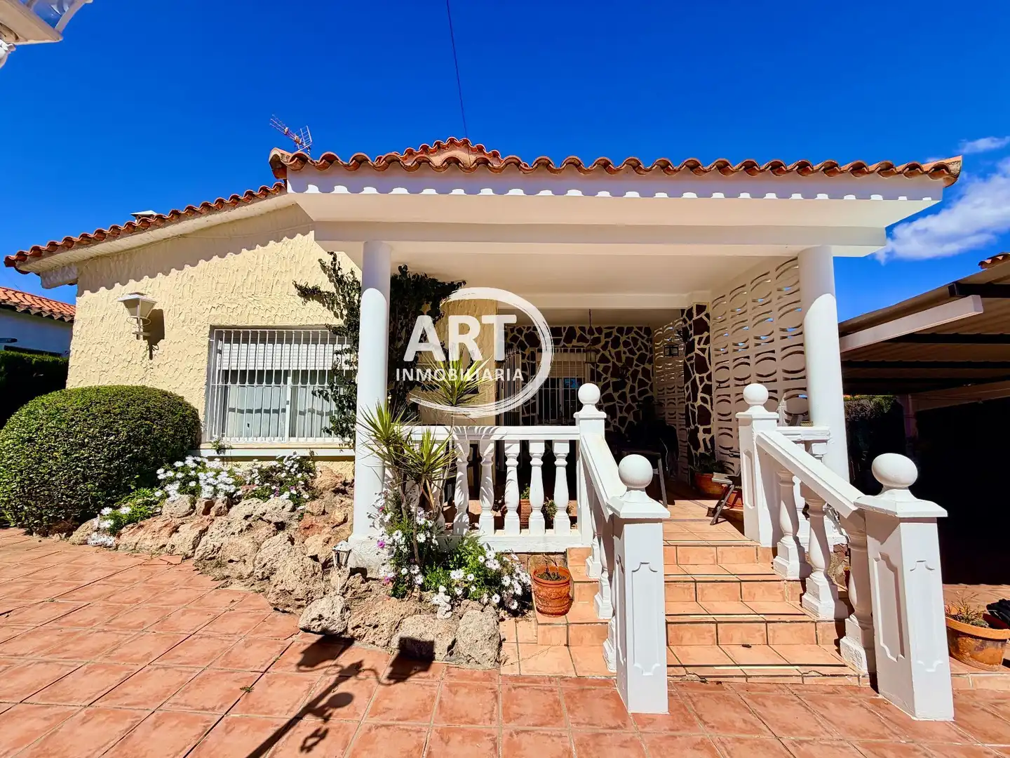 Vista exterior de Casa o xalet en venda en L'Eliana amb Aire condicionat, Calefacció i Jardí privat