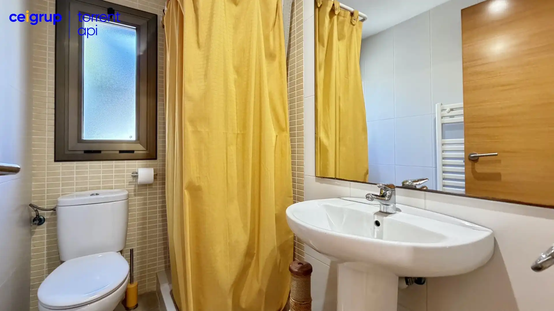 Baño de Casa adosada en venta en L'Estartit con Terraza, Piscina y Amueblado