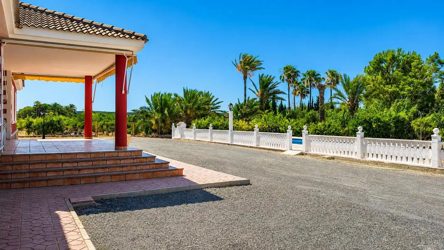 Vista exterior de Casa o xalet en venda en Elche / Elx amb Aire condicionat, Jardí privat i Terrassa