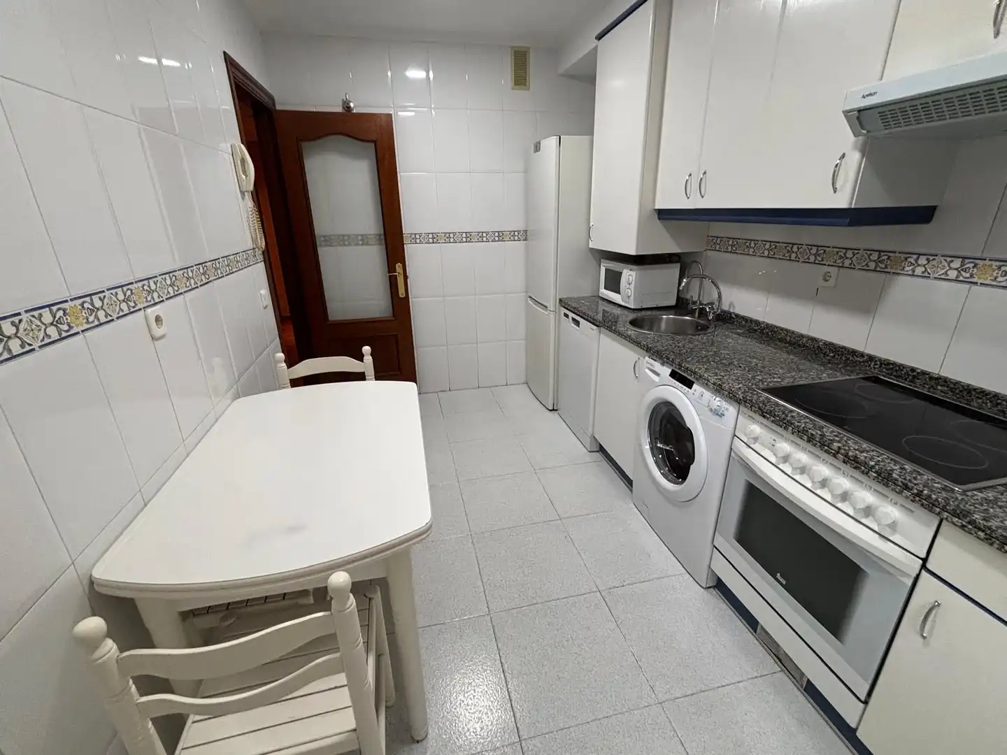 Cuina de Pis en venda en Oviedo  amb Calefacció, Parquet i Traster