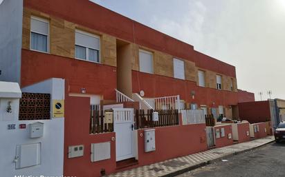 Vista exterior de Casa adosada en venda en Puerto del Rosario amb Terrassa