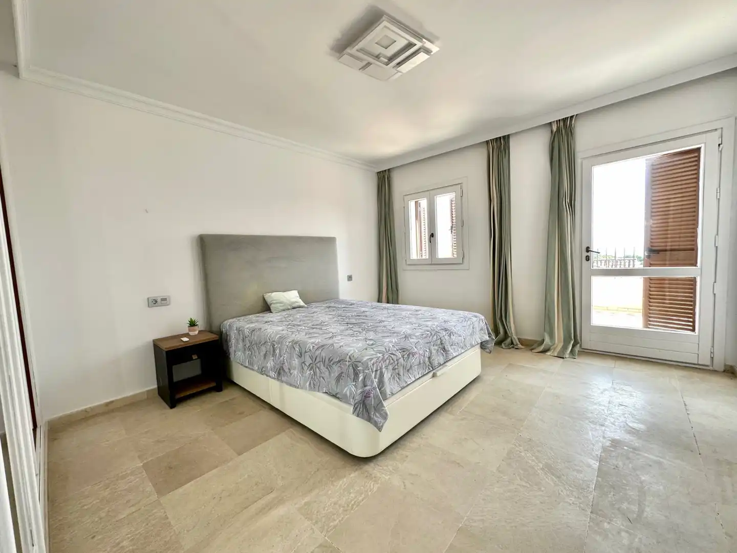 Schlafzimmer von Einfamilien-Reihenhaus zum Verkauf in Marbella mit Klimaanlage, Privatgarten und Terrasse