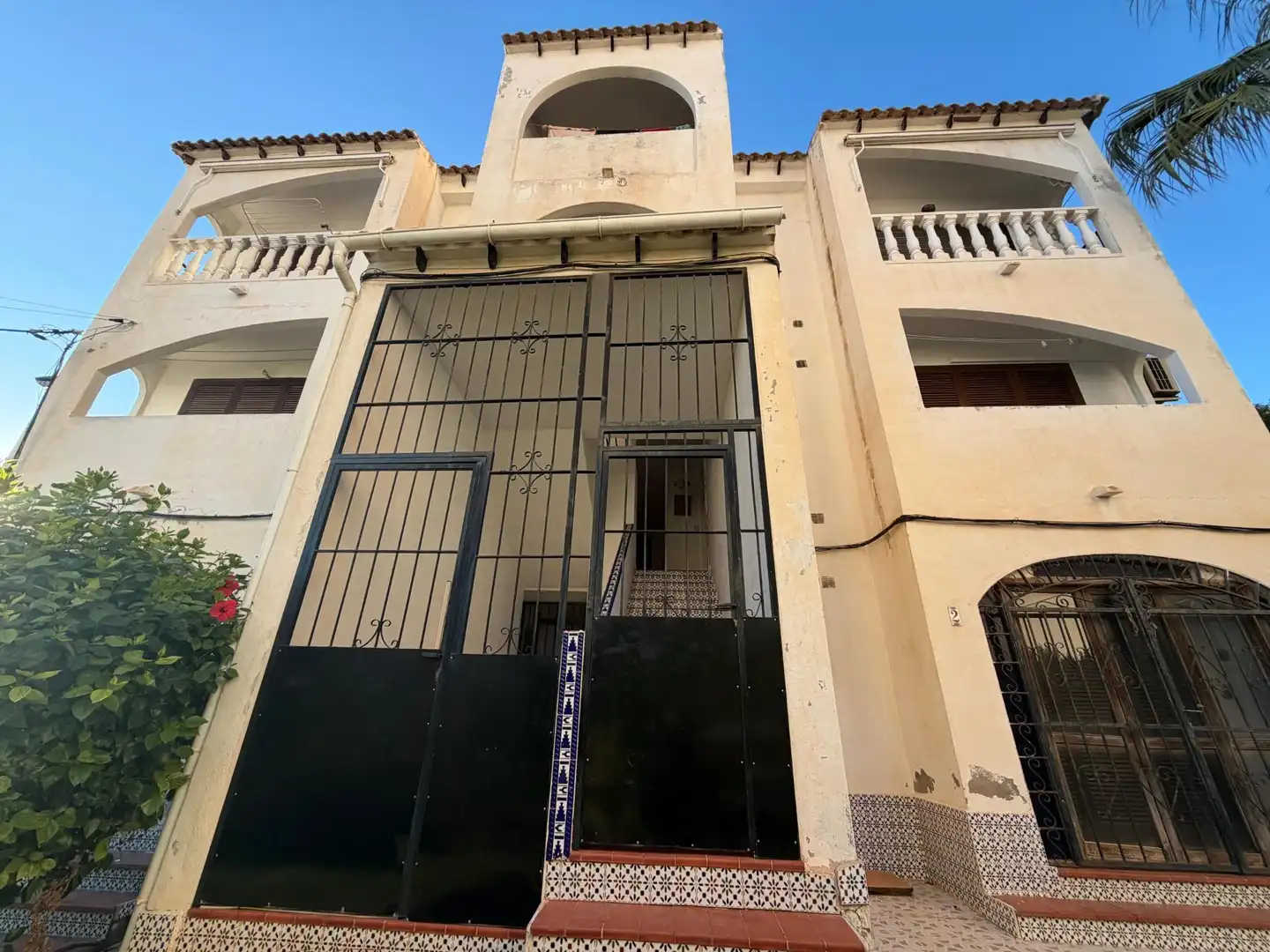 Außenansicht von Wohnungen zur Miete in Torrevieja mit Privatgarten, Terrasse und Möbliert
