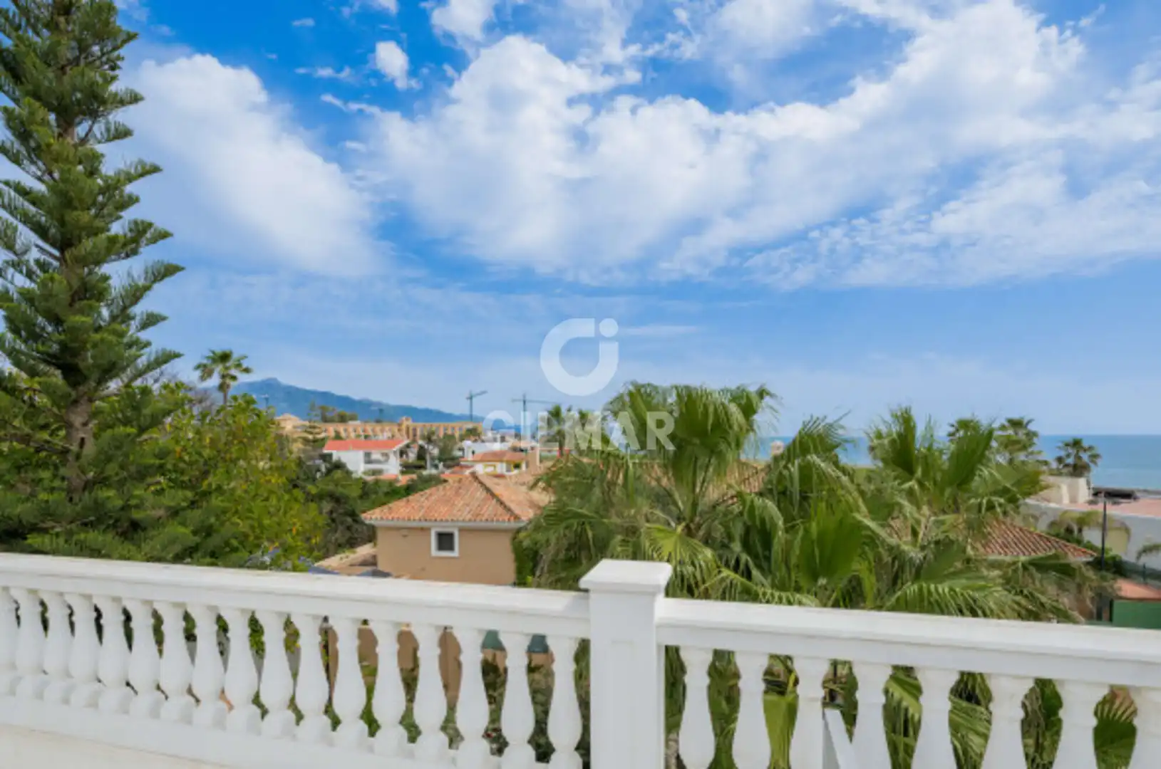 Vista exterior de Casa o xalet en venda en Estepona amb Calefacció, Jardí privat i Piscina