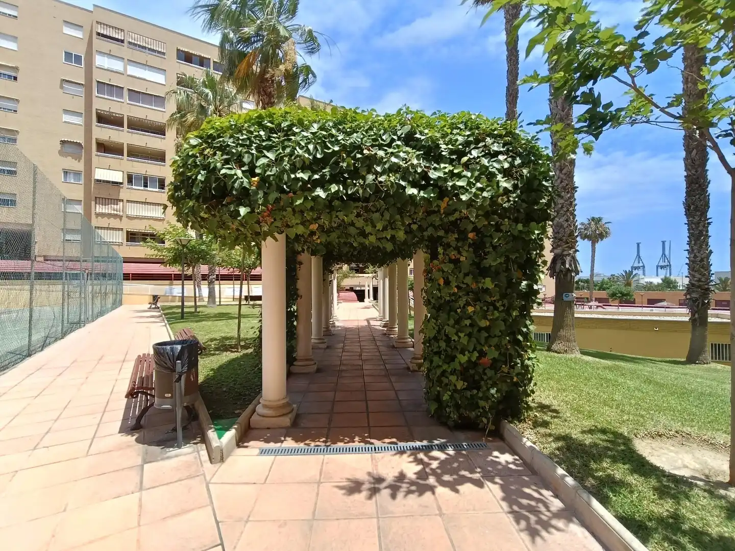 Vista exterior de Piso en venta en Alicante / Alacant con Calefacción, Jardín privado y Piscina comunitaria