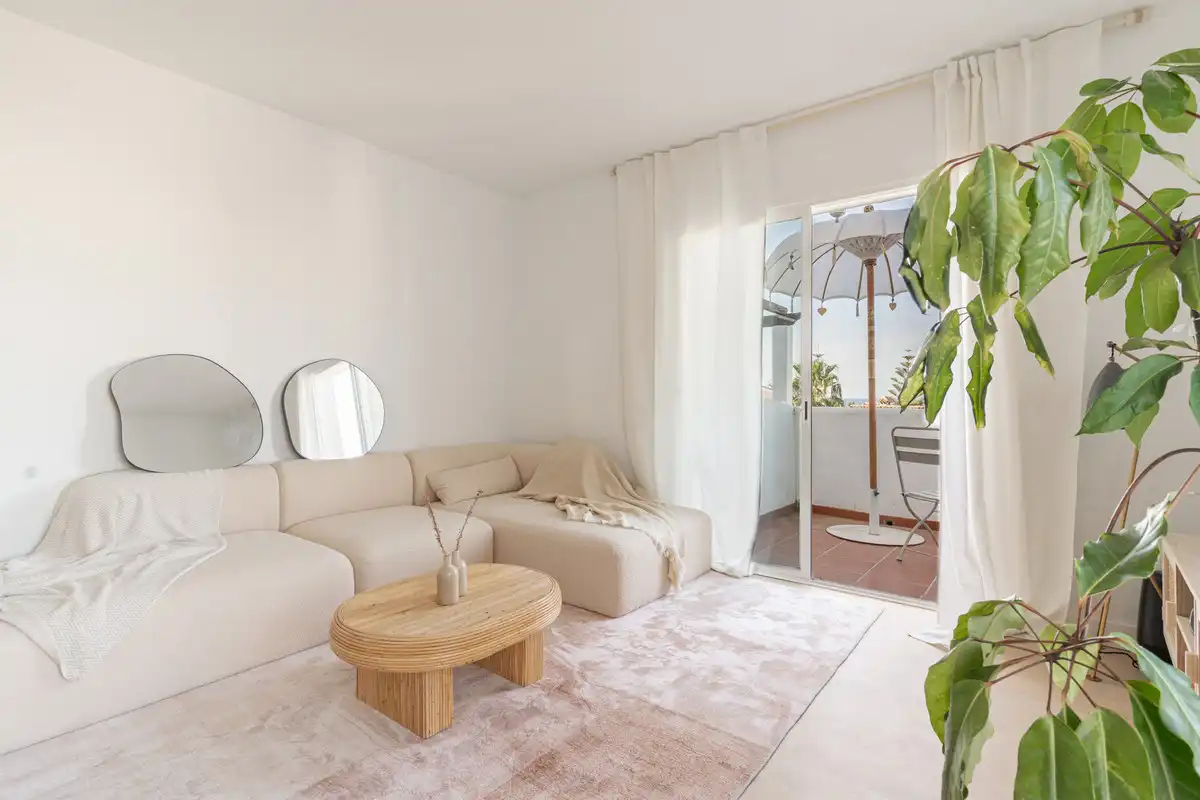 Sala d'estar de Àtic en venda en Estepona amb Aire condicionat, Terrassa i Piscina