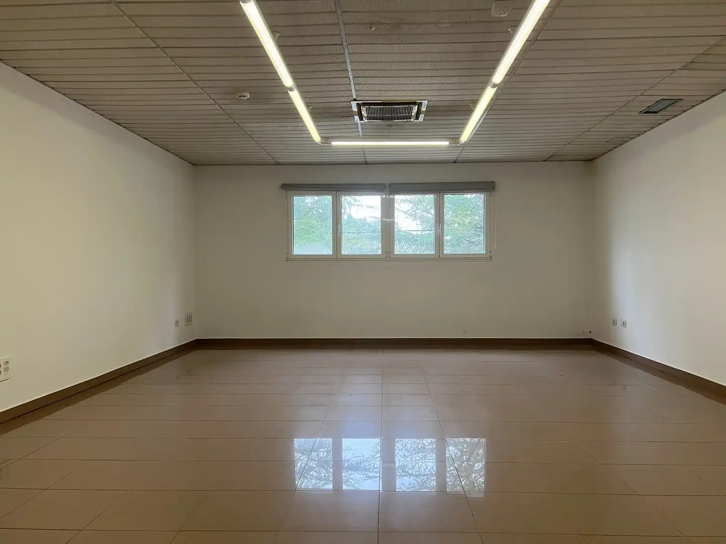 Nave industrial de alquiler en Santiago de Compostela  con Calefacción