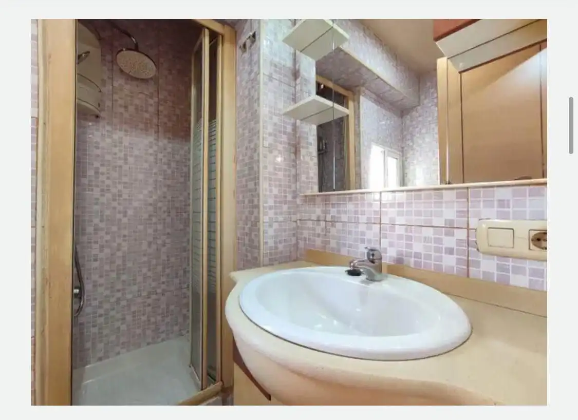 Bathroom of Flat for rent in Salamanca  with Air Conditioner, Heating and Furnished