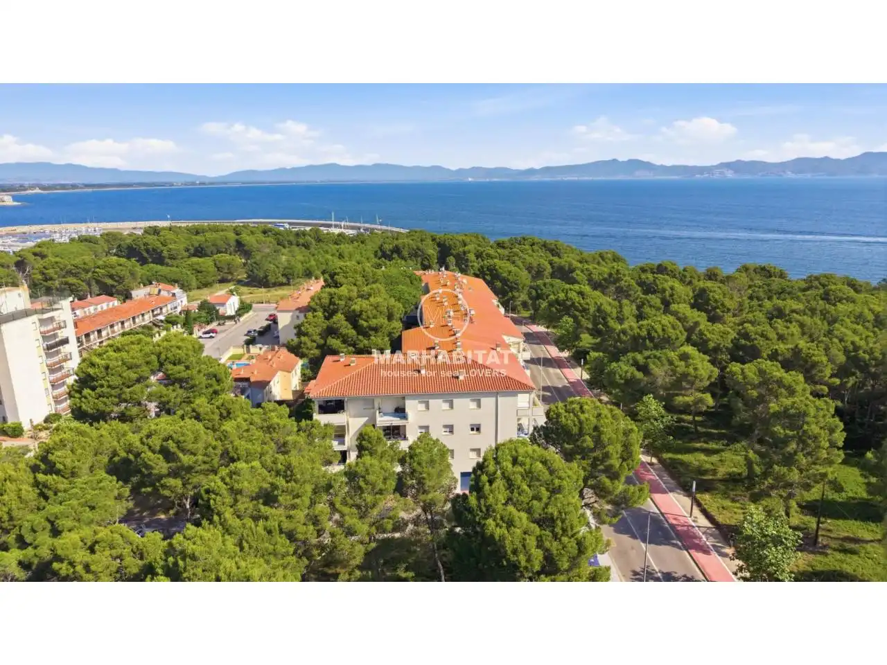 Piso en venta en L'Escala con Terraza, Amueblado y Piscina comunitaria