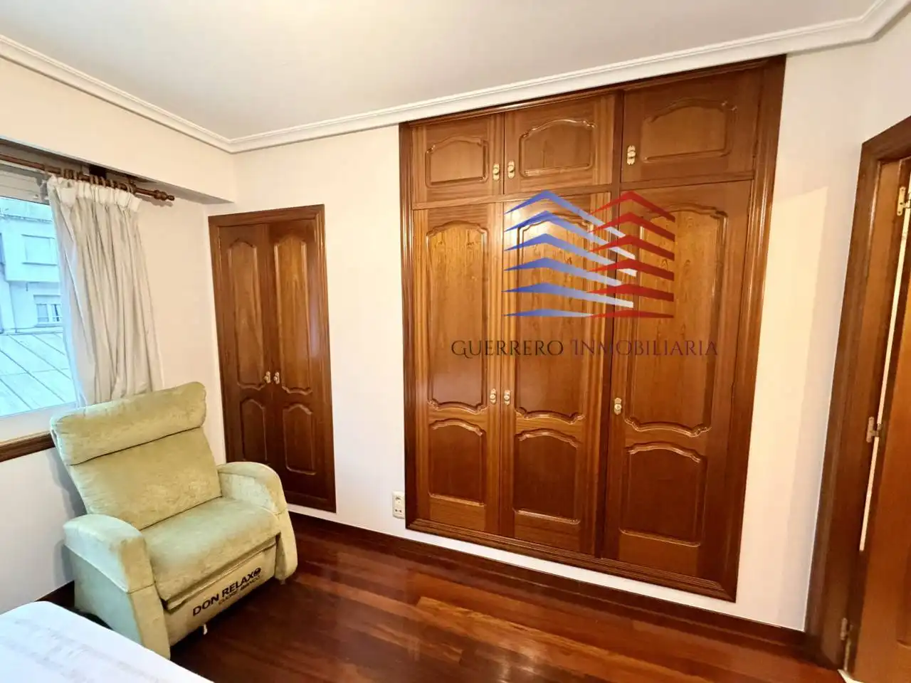 Habitación de Apartamento de alquiler en Ourense Capital  con Calefacción, Parquet y Trastero