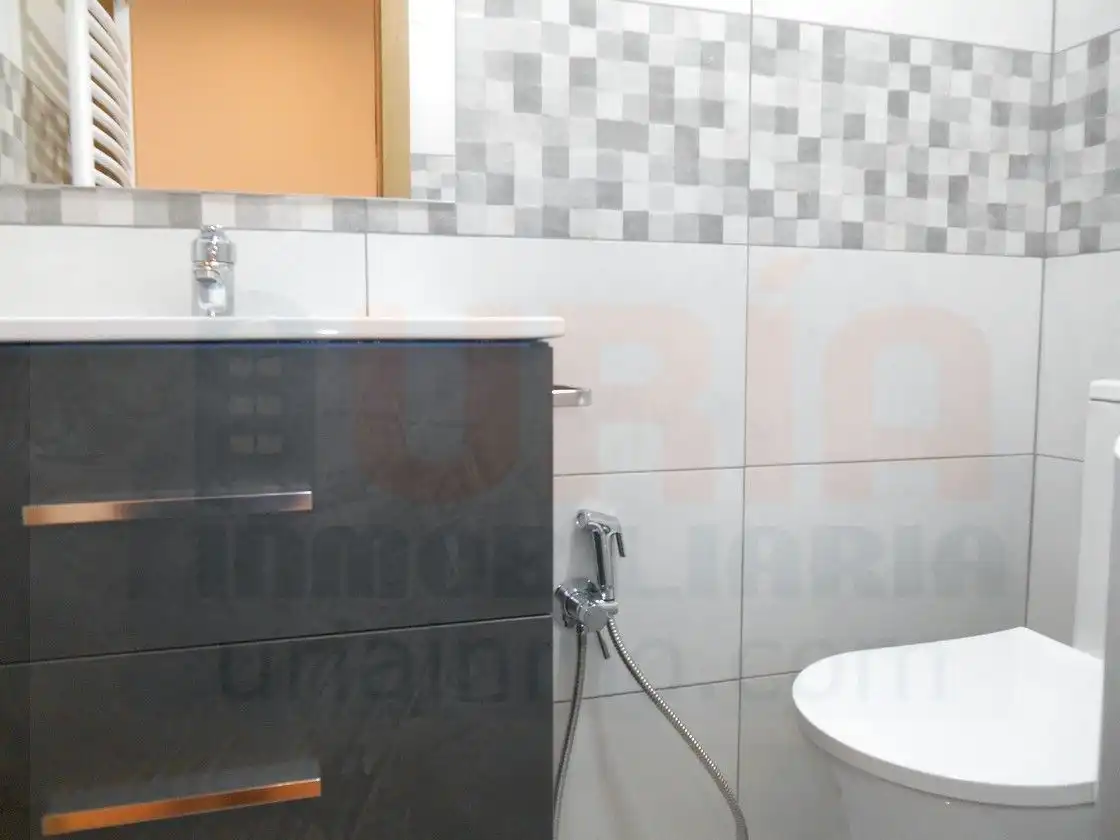 Bany de Pis de lloguer en Oviedo  amb Calefacció, Parquet i Forn