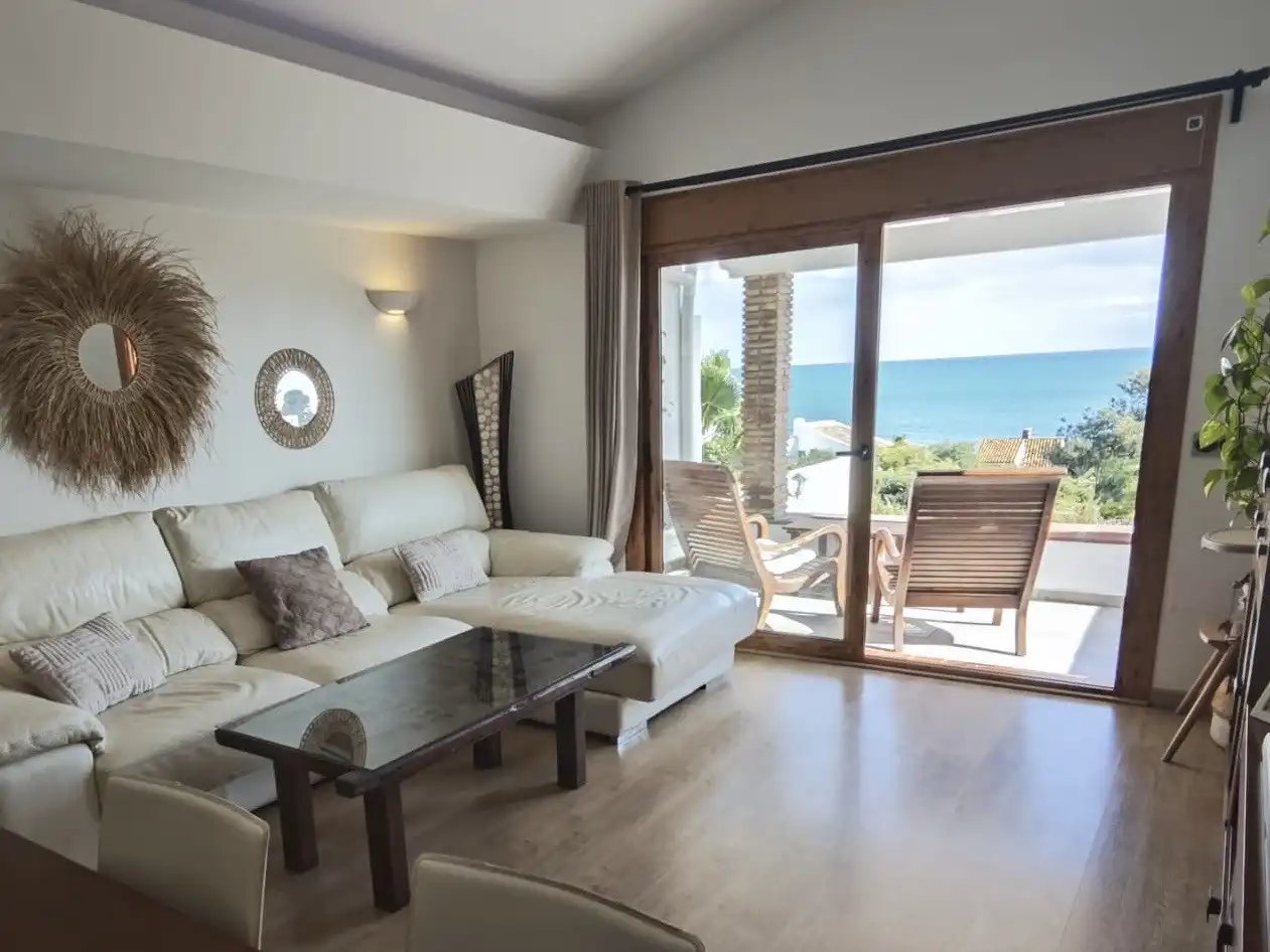 Sala d'estar de Casa adosada en venda en Estepona Pueblo