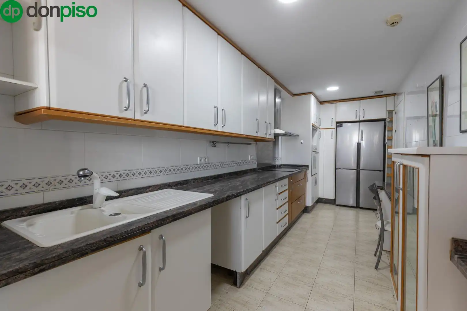 Küche von Einfamilien-Reihenhaus zum Verkauf in Granada mit Klimaanlage, Heizung und Terrasse