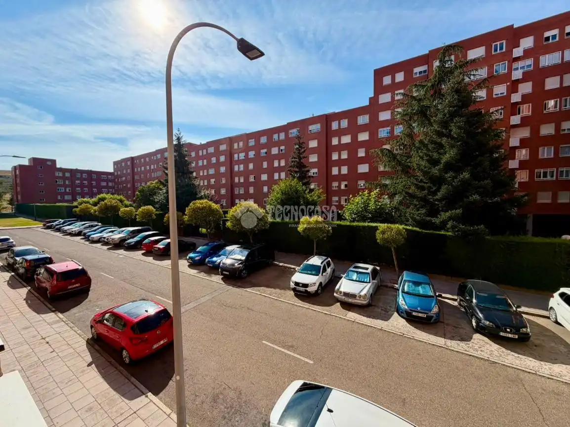 Vista exterior de Piso en venta en León Capital  con Calefacción, Parquet y Trastero