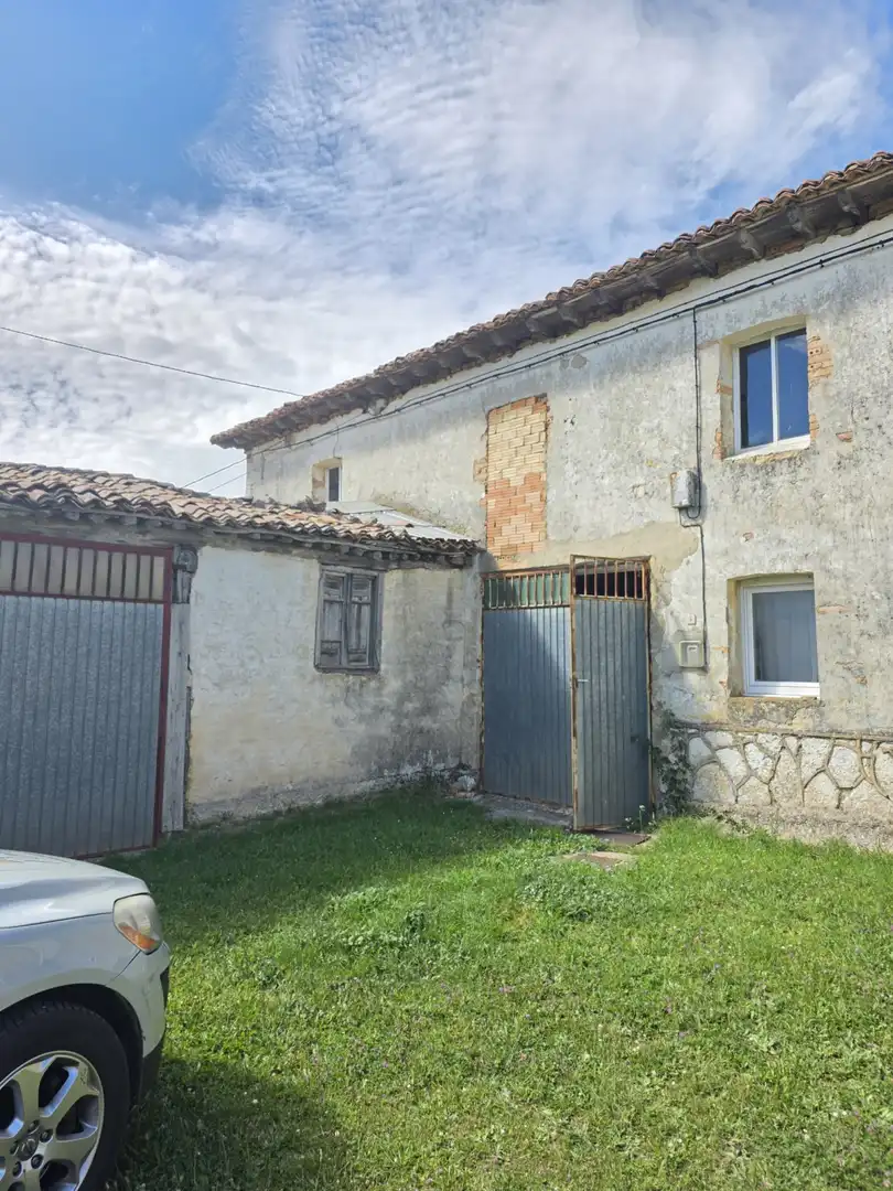 Vista exterior de Casa adosada en venta en Valle de Valdelucio