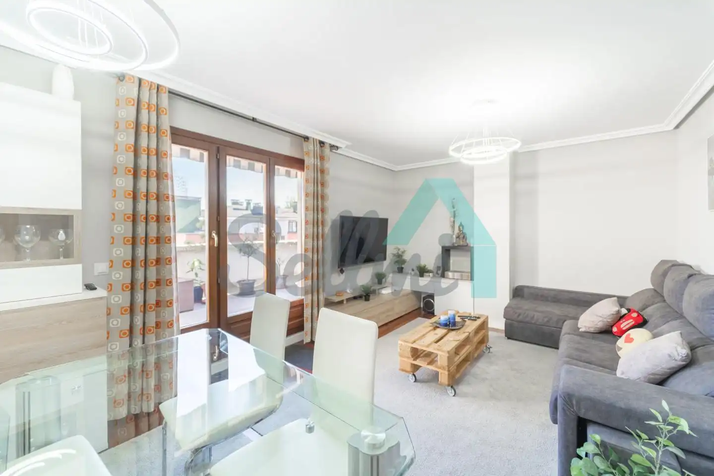 Sala de estar de Ático en venta en Oviedo  con Calefacción, Parquet y Terraza