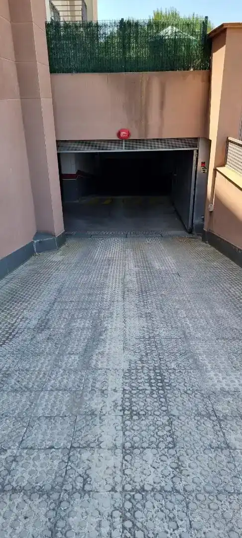Parkplatz von Garage zur Miete in Quart