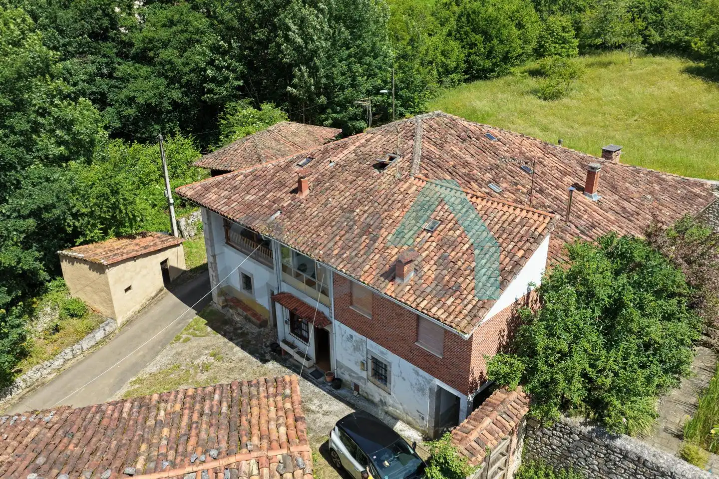 Außenansicht von Einfamilien-Reihenhaus zum Verkauf in Onís mit Heizung, Abstellraum und Balkon