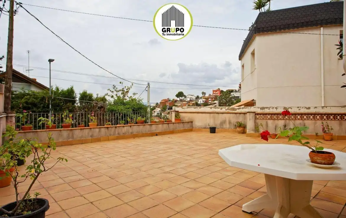 Vista exterior de Casa o xalet en venda en Esplugues de Llobregat amb Calefacció i Jardí privat