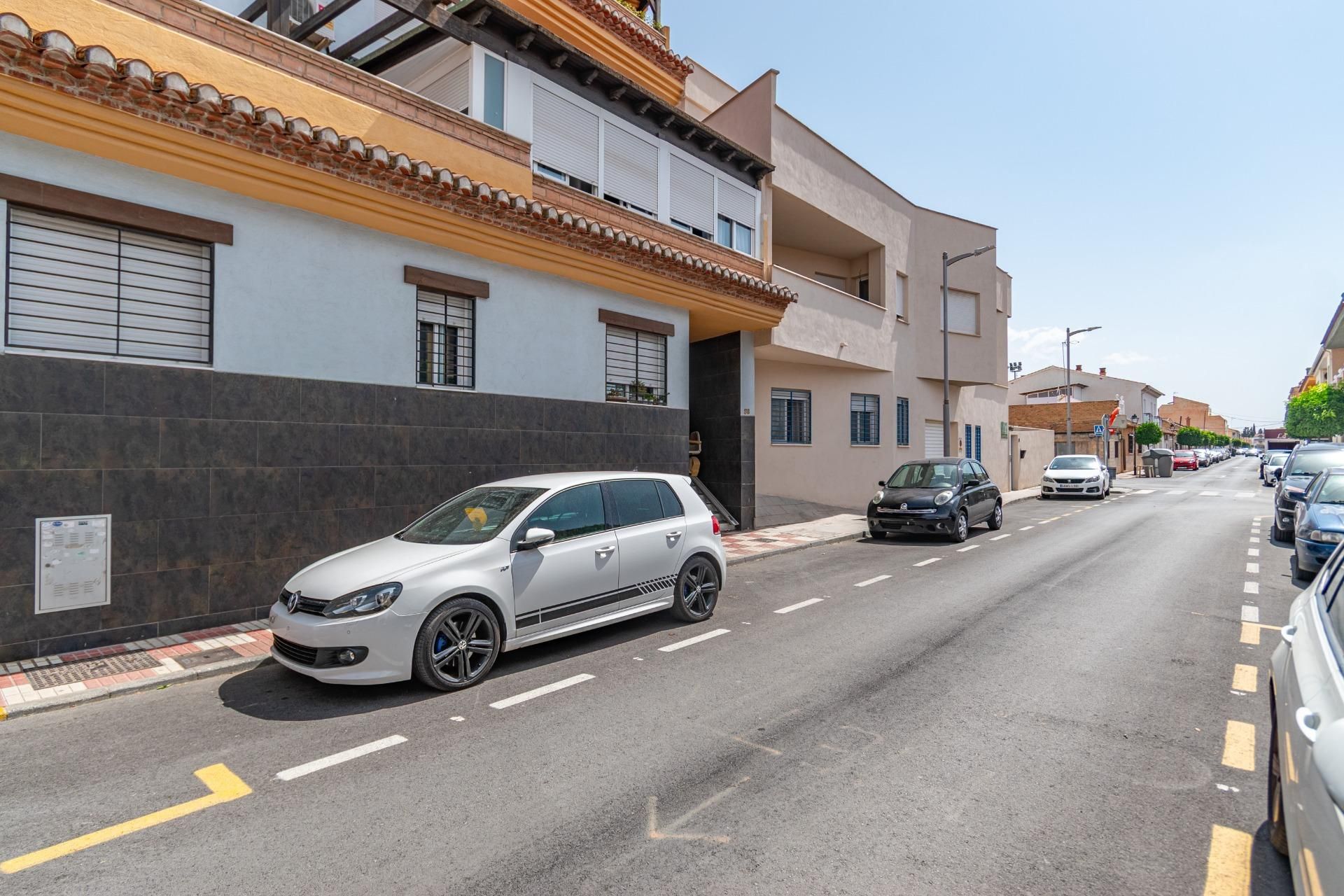 Vista exterior de Pis en venda en Churriana de la Vega amb Calefacció i Traster