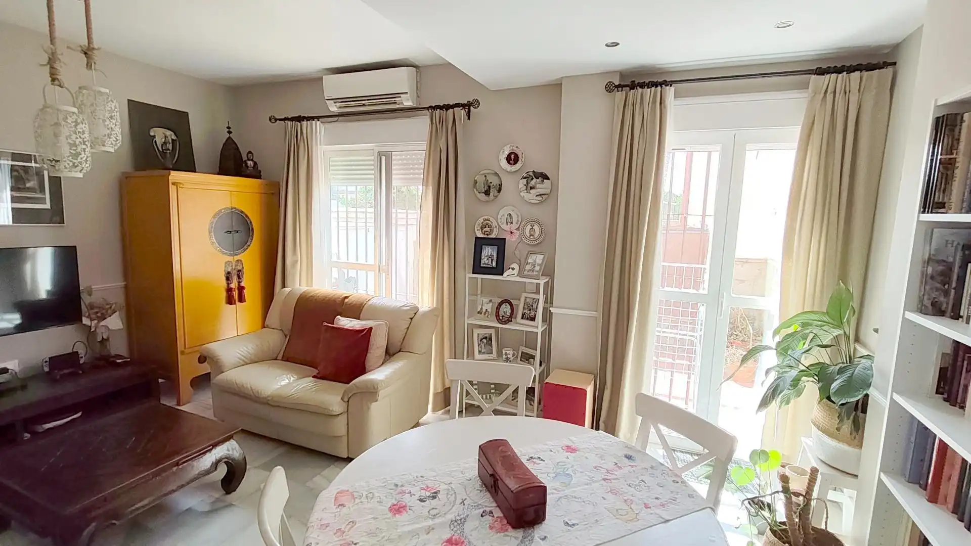 Sala d'estar de Casa adosada en venda en Puerto Real amb Aire condicionat, Jardí privat i Terrassa