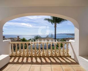 Vista exterior de Casa o xalet en venda en Estepona amb Aire condicionat, Terrassa i Piscina