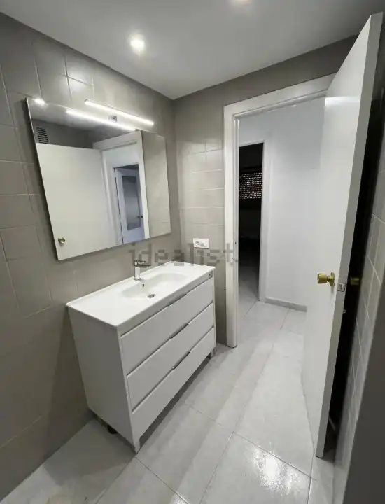 Bathroom of Flat for rent in Valencia  with Furnished, Oven and Washing machine