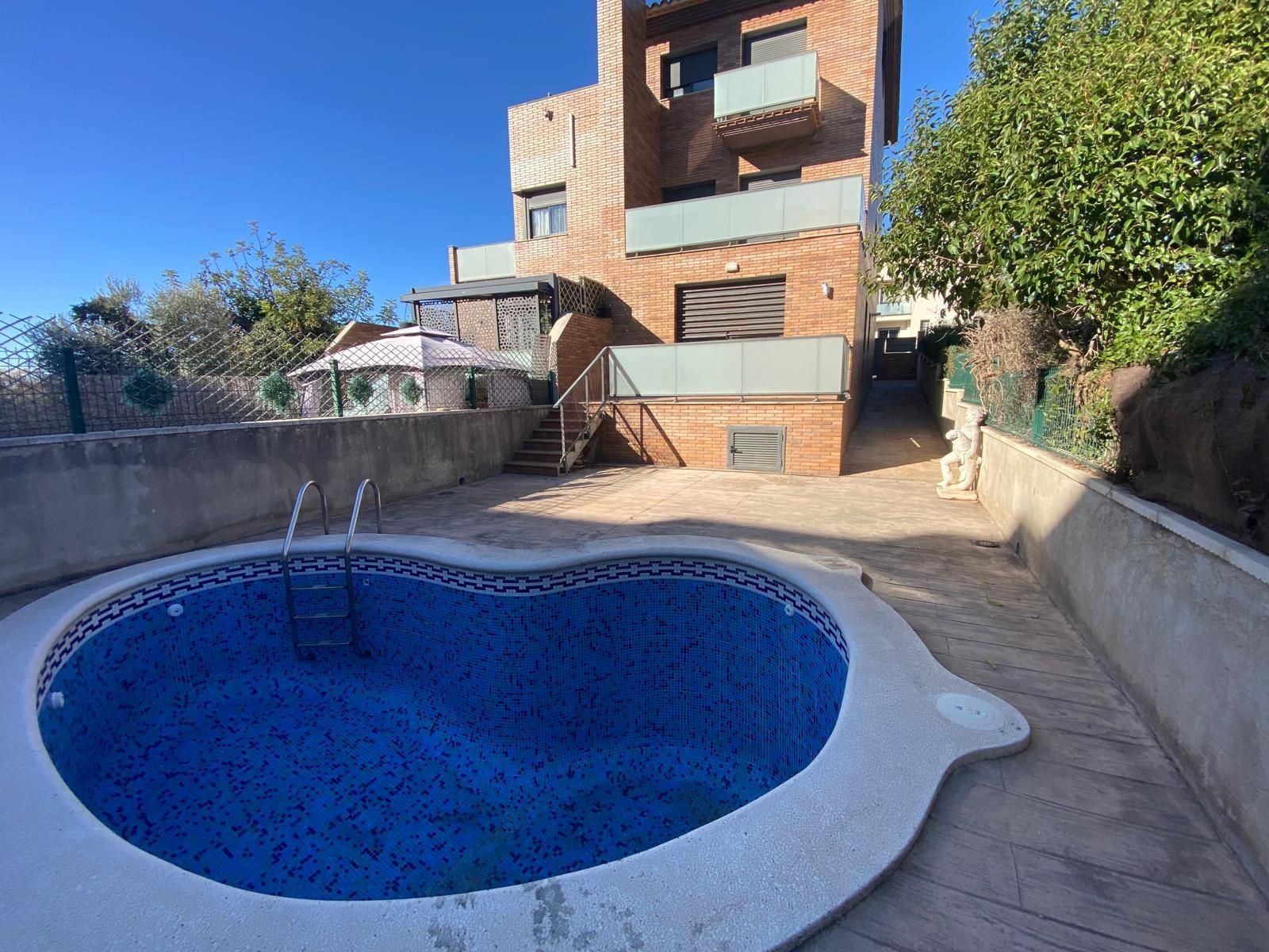 Piscina de Casa adosada en venda en Vilanova i la Geltrú amb Jardí privat, Terrassa i Piscina