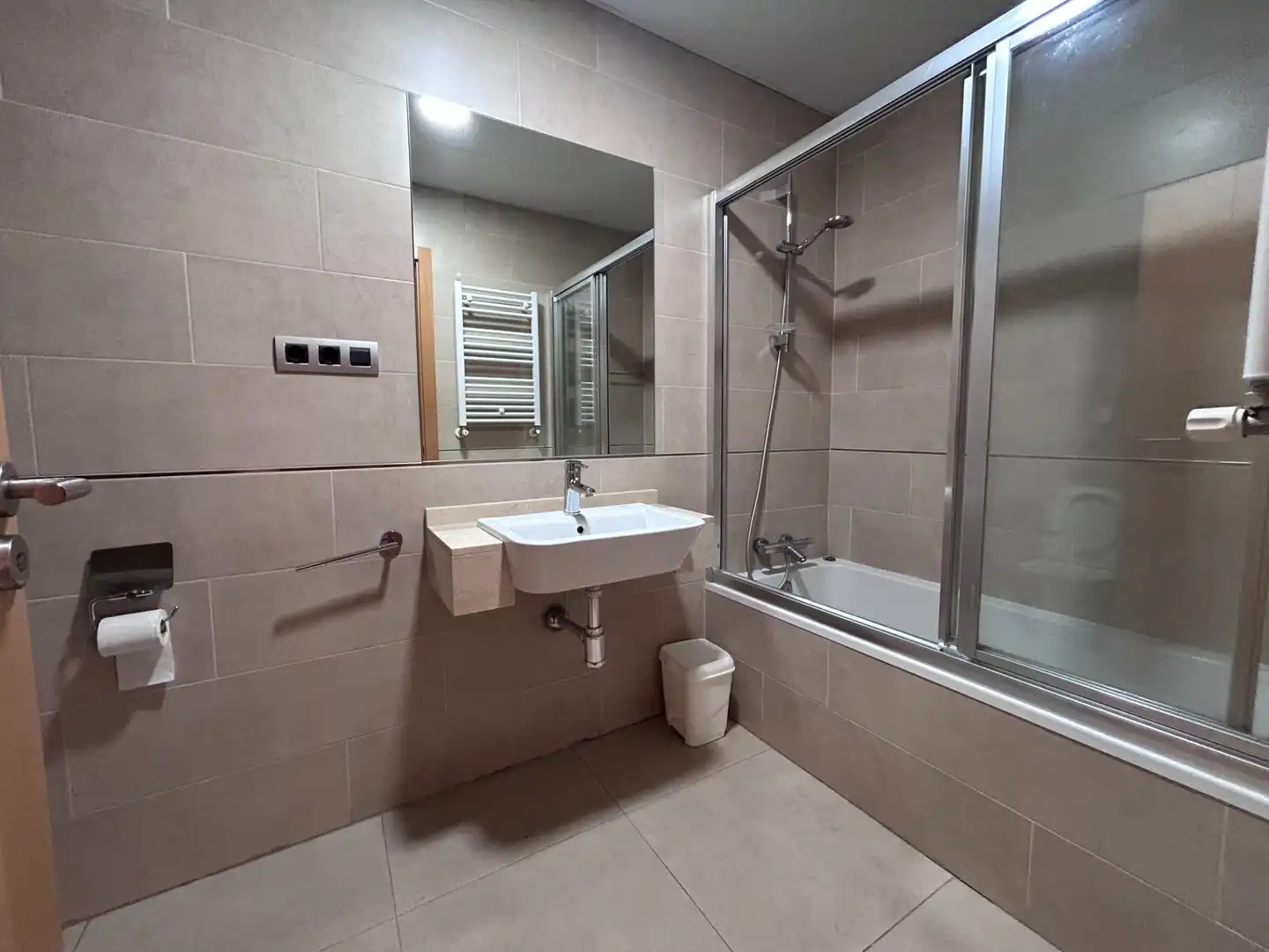 Bathroom of Flat for rent in Madrid  with Air Conditioner and Heating