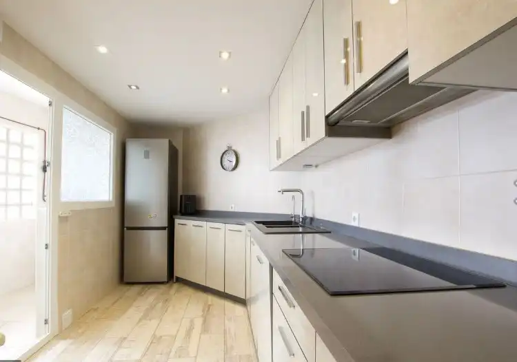 Küche von Wohnung zum Verkauf in Marbella mit Klimaanlage, Heizung und Privatgarten