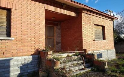 Vista exterior de Casa o xalet en venda en Albelda de Iregua amb Jardí privat, Terrassa i Traster