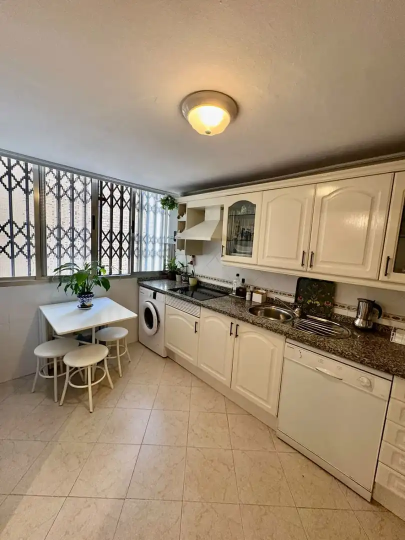 Kitchen of Flat for sale in Sevilla  with Air Conditioner and Heating